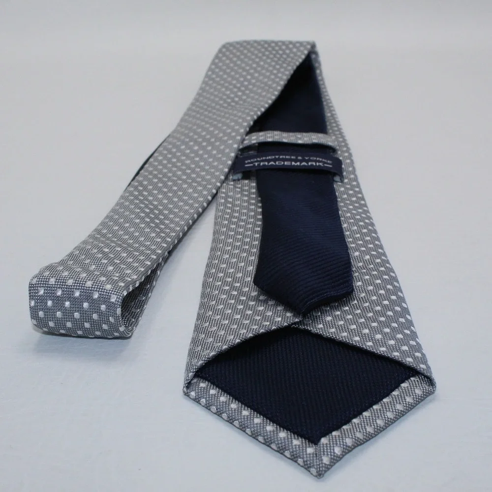 Roundtree & Yorke Trademark Mens Silk tie Grey Silver Geometric Micro Pattern